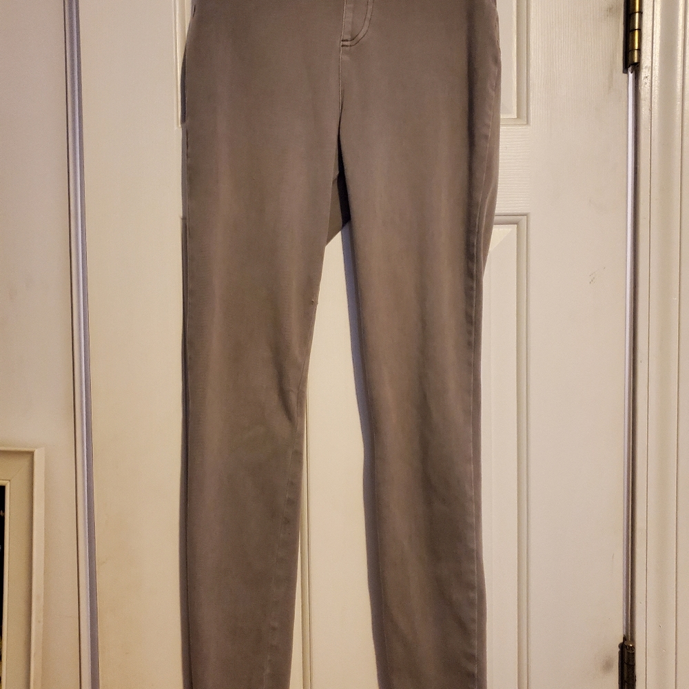 Gray jeggings.